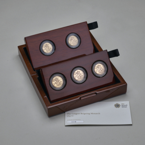 2015 Longest Reigning Monarch &ndash; Effigy Set.